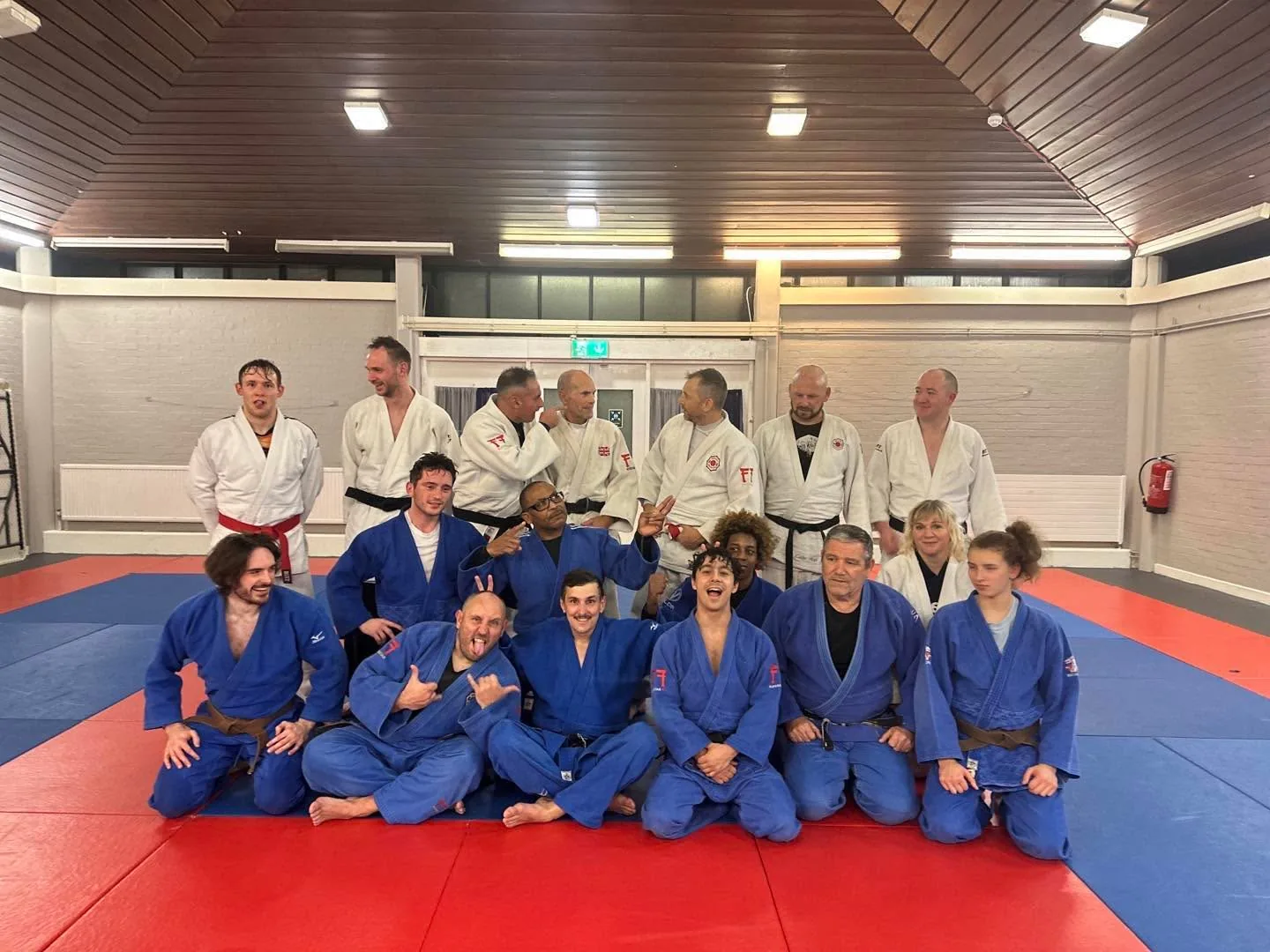 Large group photo, adults and juniors